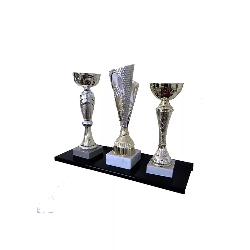 Półka na puchary i trofea ścienna